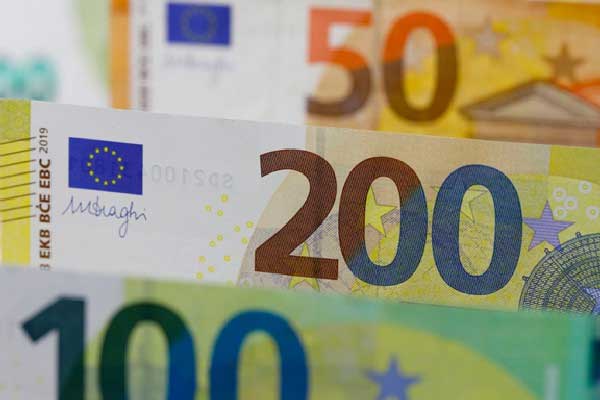 国际黄金期货大涨超3%，续刷历史新高！比特币跌超2% 美联储官员：应降息50个基点