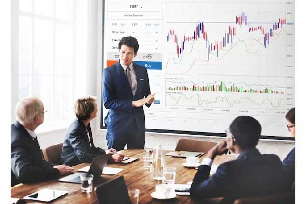 大宗商品综述：油价微跌 黄金再创新高 铜价保持稳定